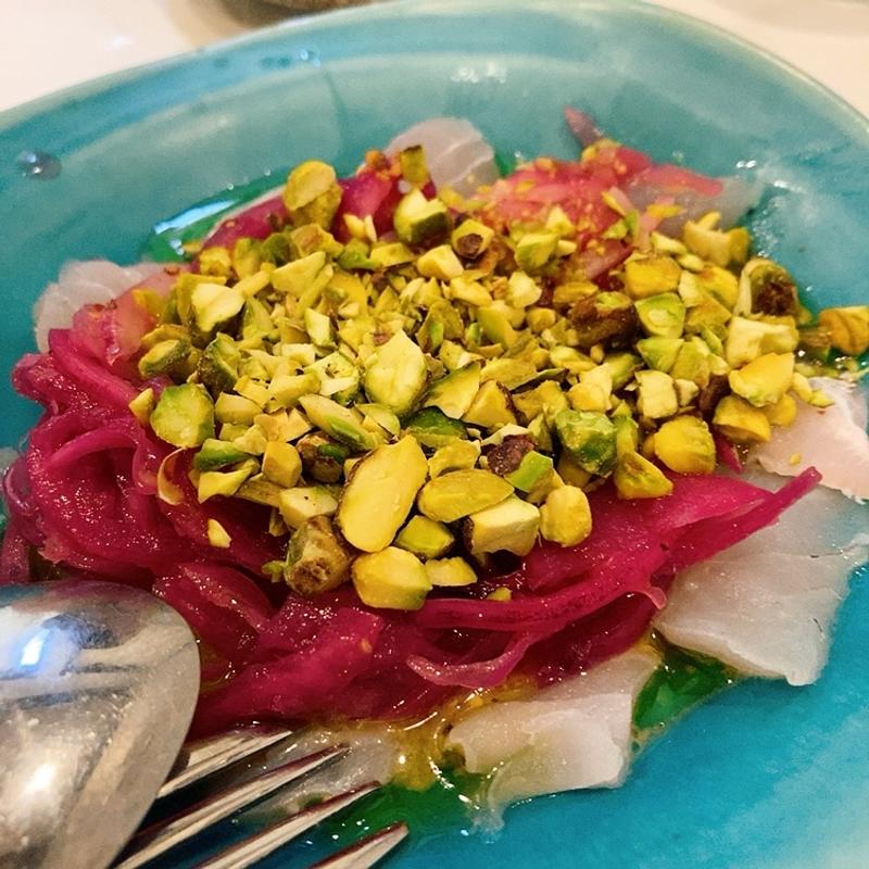 本日のお魚とオニオンマリネピスタチオのカルパッチョ(トロワコパン)