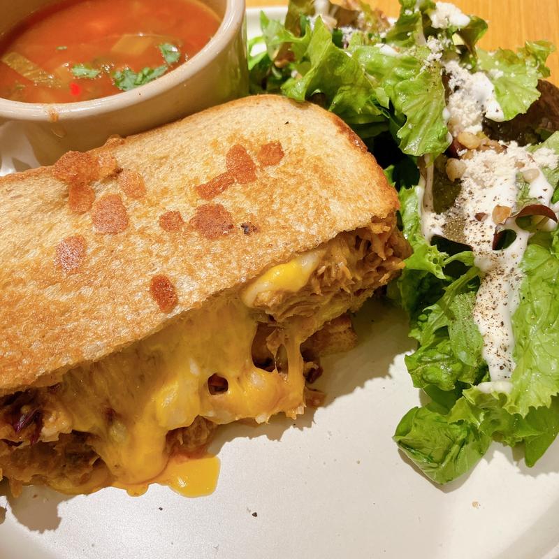 自家製プルドポークと紫キャベツマリネのチーズメルトサンド(MARFA CAFÉ)