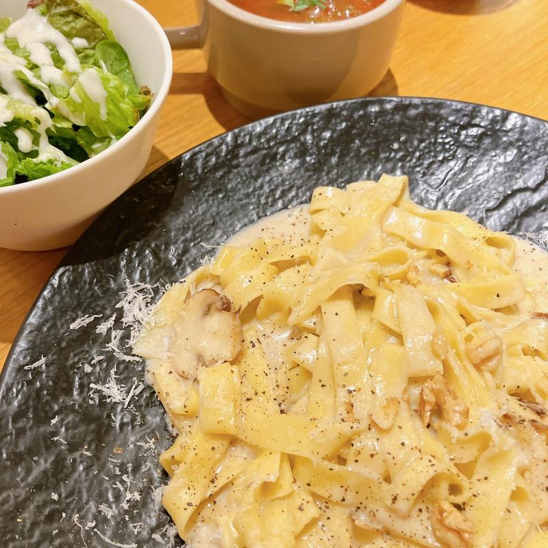 マッシュルームとナッツのきのこクリームパスタ(MARFA CAFÉ)