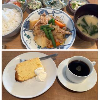本日のランチ (肉じゃが&デザート)(ギンゴウカフェ （GINKGO CAFE）)