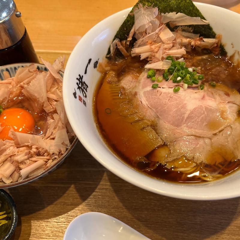 出汁そば(黒)+ 極薄削り節の赤玉生卵かけご飯(麺屋　猪一)
