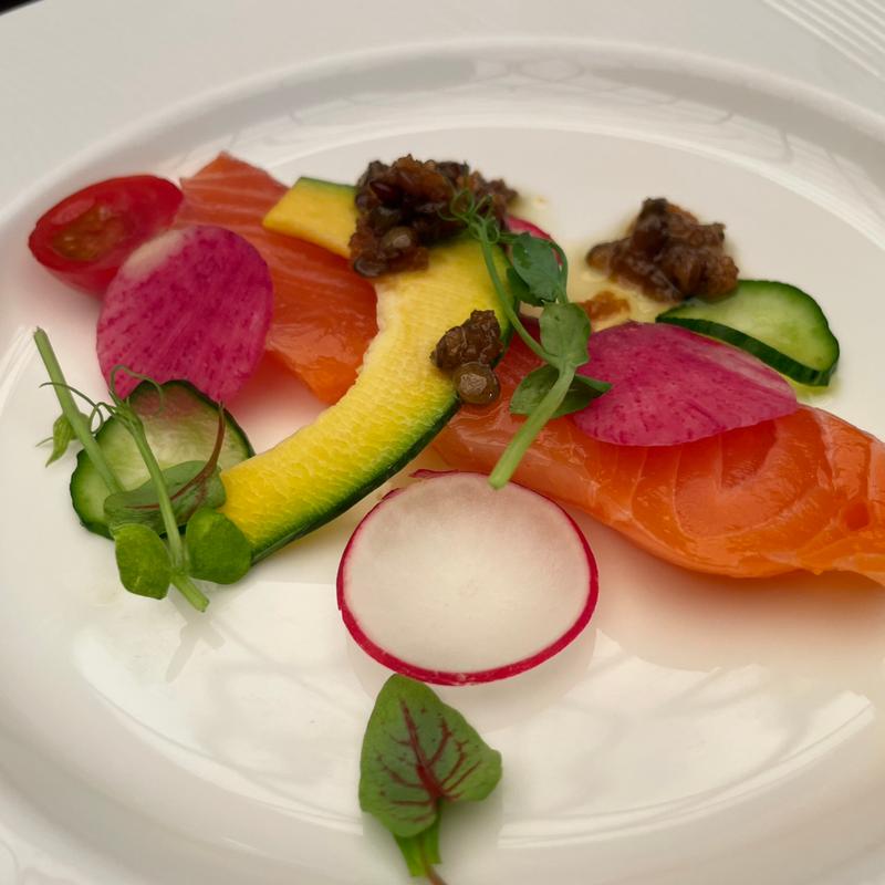 軽く燻製にしたノルウェーサーモン レンズ豆と奈良漬けのラビゴット(大阪城西の丸庭園 大阪迎賓館)