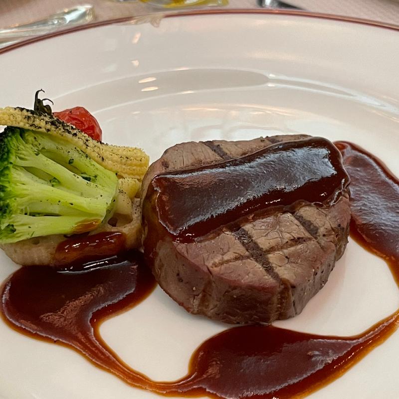 牛フィレ肉のグリル マディラソース 彩り野菜のオーブン焼き (ゴディバ ホテル日航大阪)