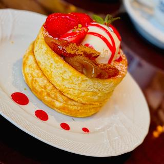 キャラメルりんごと苺のスフレパンケーキ(星乃珈琲店)