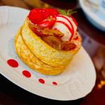 キャラメルりんごと苺のスフレパンケーキ(星乃珈琲店)