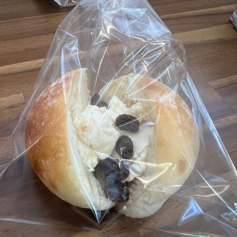 クリームチーズとレーズンパン(カンパーニュ )