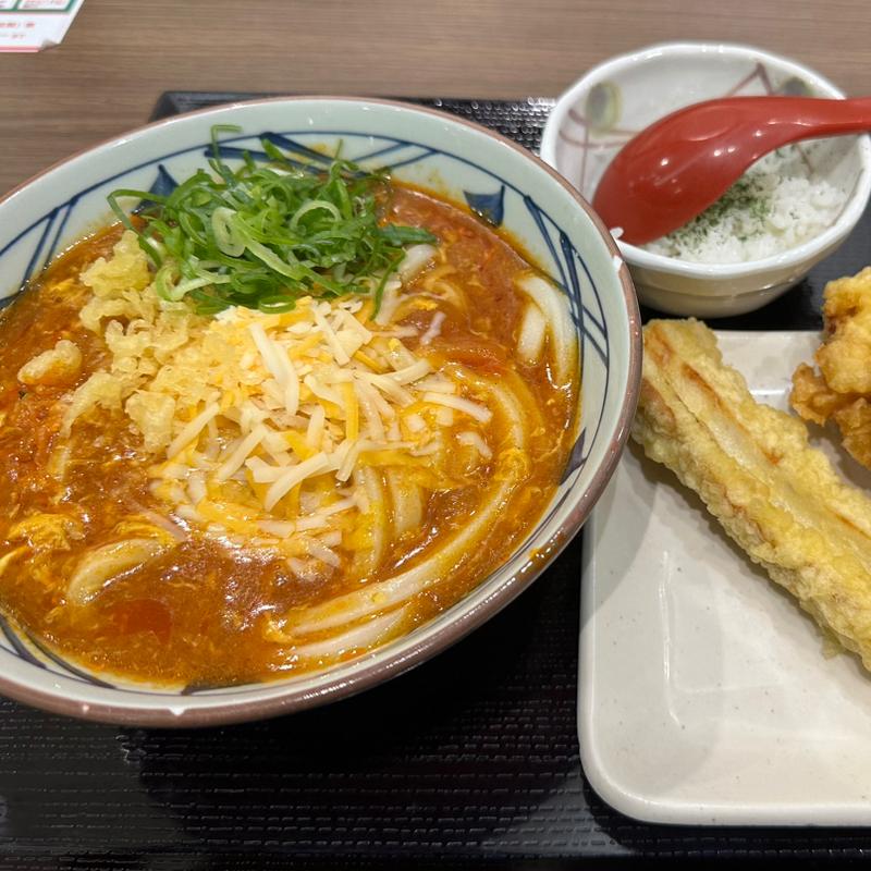 とろけるチーズのトマたまカレーうどん(丸亀製麺 ラザウォーク甲斐双葉店 )