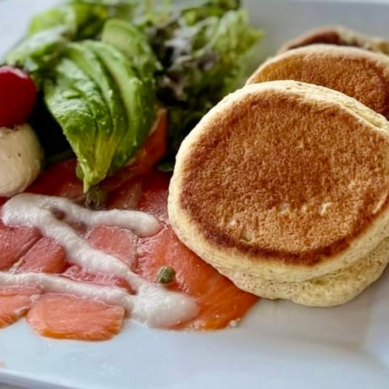 サーモンサラダパンケーキ(幸せのパンケーキ　淡路島テラス)