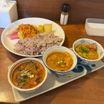 カレー3種盛りのセット(初台スパイス食堂 和魂印才たんどーる)