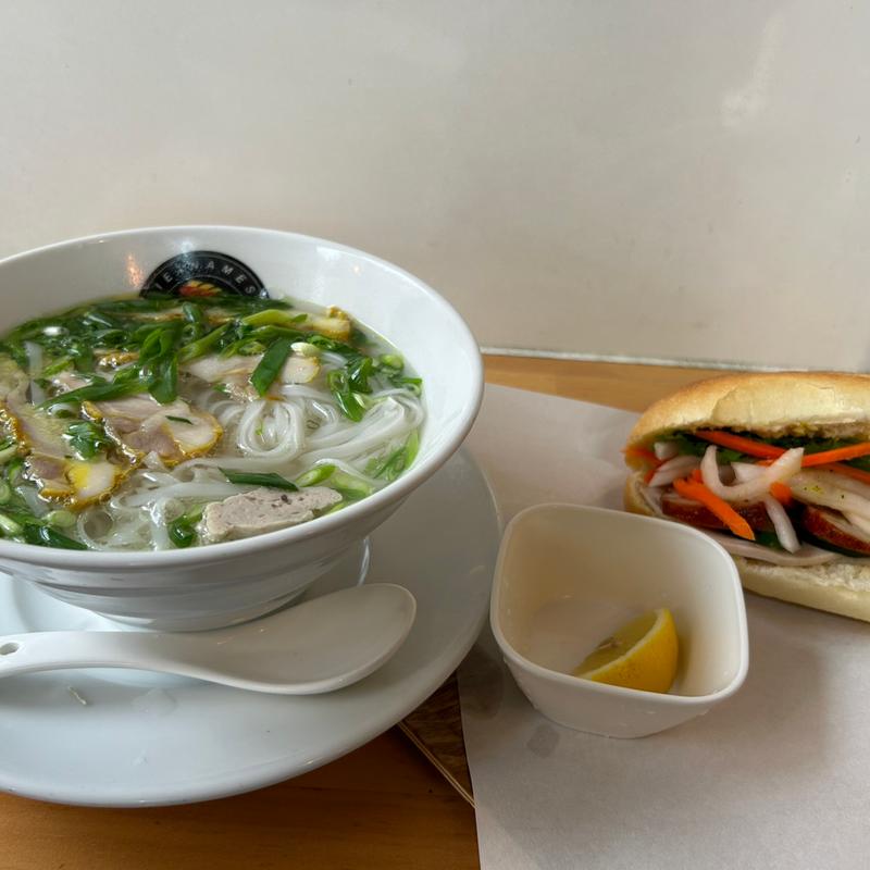 フォーとバインミーのハーフセット(バインミーゴンゴン船橋)