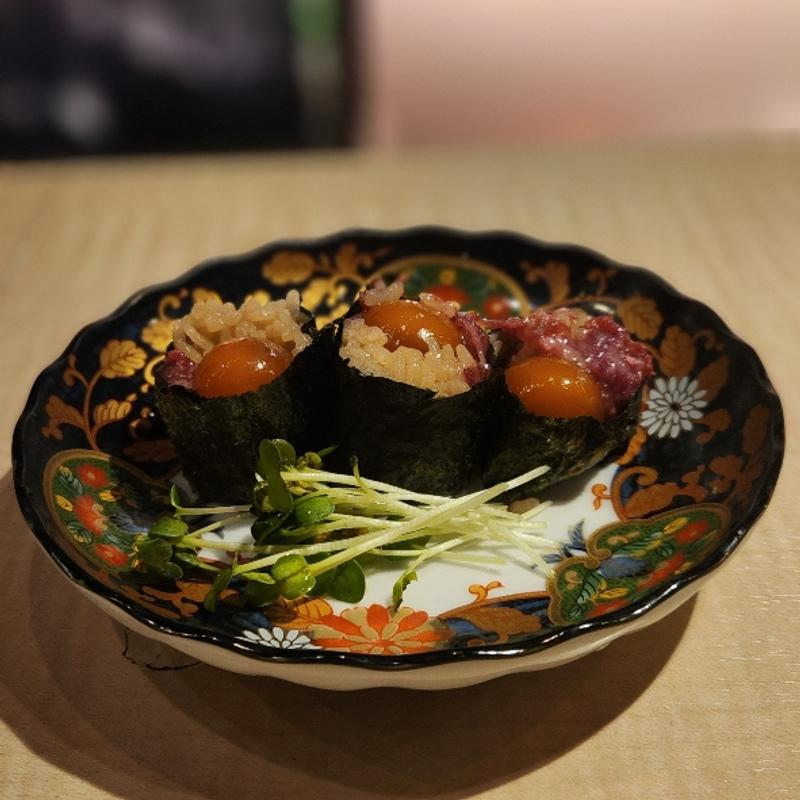 玉ひもと馬肉の手巻き(肉寿司 イタリアンバル 閂 心斎橋店)