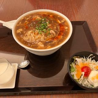 唐辛子酸味そばランチセット (サラダ・デザート付き)(花梨 （カリン）)