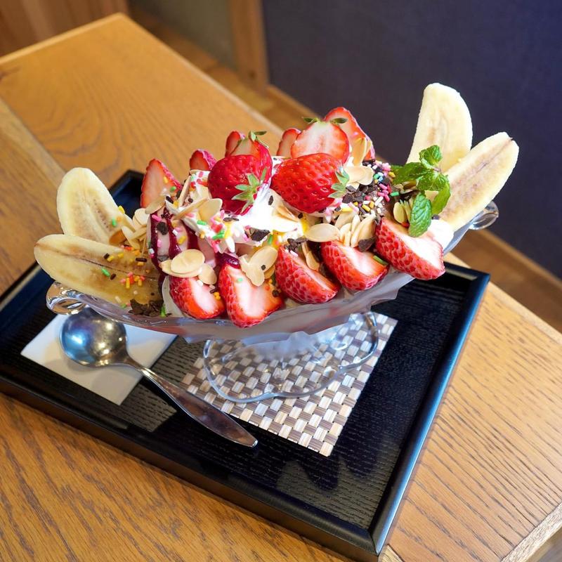 たっぷりいちごのバナナスプリット(CAFE ANNON カフェアンノン なんば)