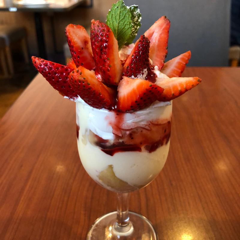 苺のグラスパフェ(グラッチェガーデンズ 練馬土支田店)