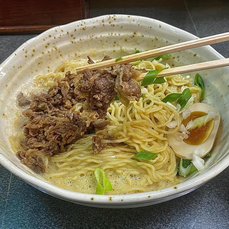 スキヤキ風汁なし牛肉と玉子の和え麺(洛二神)