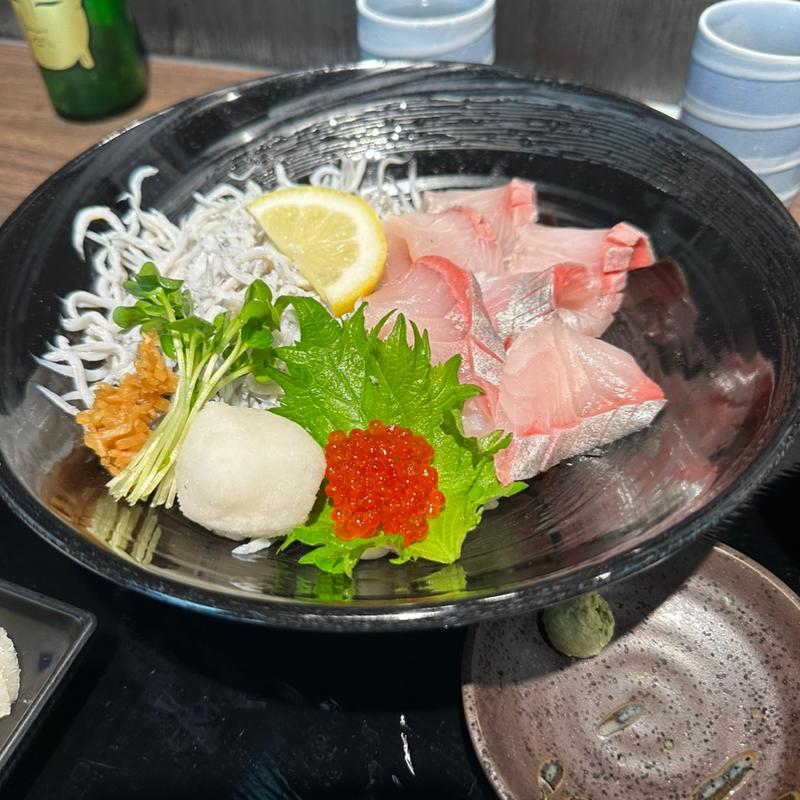 釜揚げしらすかんぱち丼(山助 鎌倉本店)