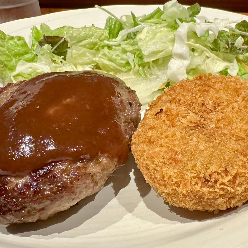 ハンバーグ（牛タンコロッケ付き）(亭久五)