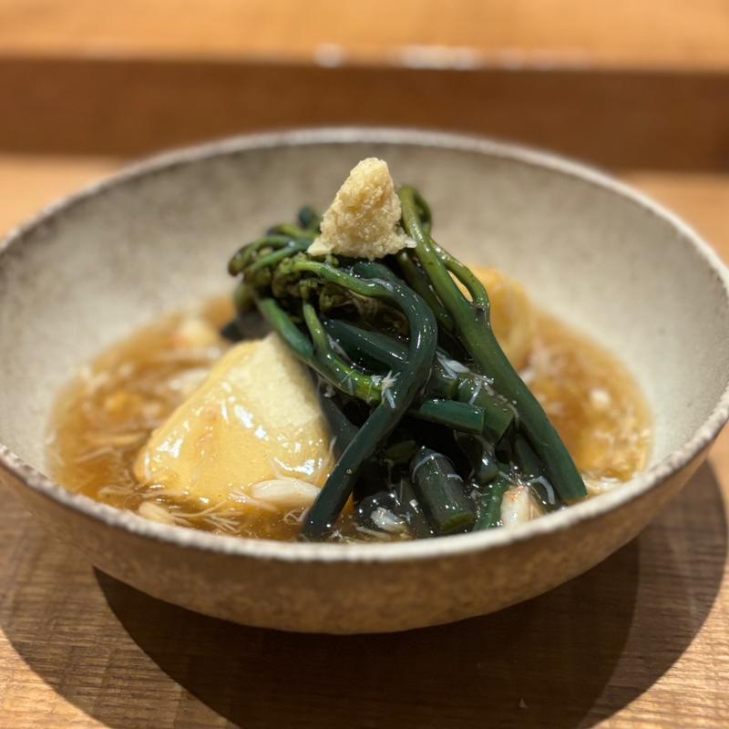 天然わらびと揚げ出し豆腐  ズワイガニあんかけ(tsugumi)