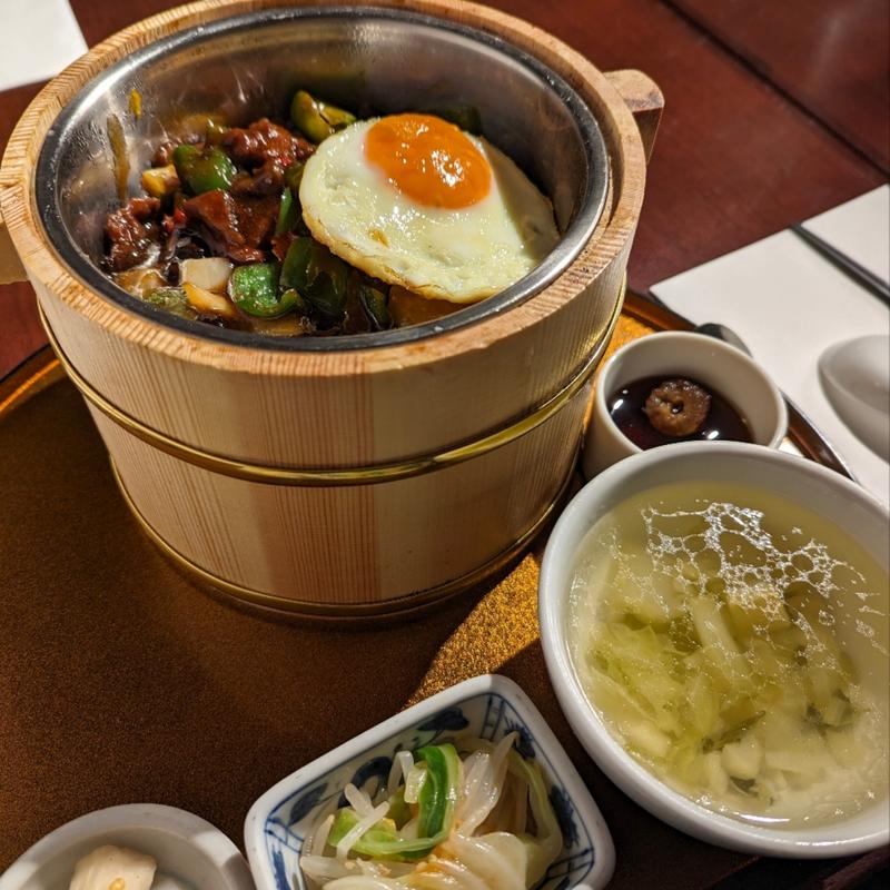 牛ハラミとピーマンの塩漬け唐辛子炒め混ぜご飯(菜根譚　月居 赤坂店 （サイコンタン ゲッキョ【旧店名】菜根譚）)