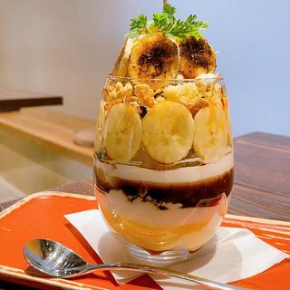 焼きバナナチョコパフェ(guenon de cafe)