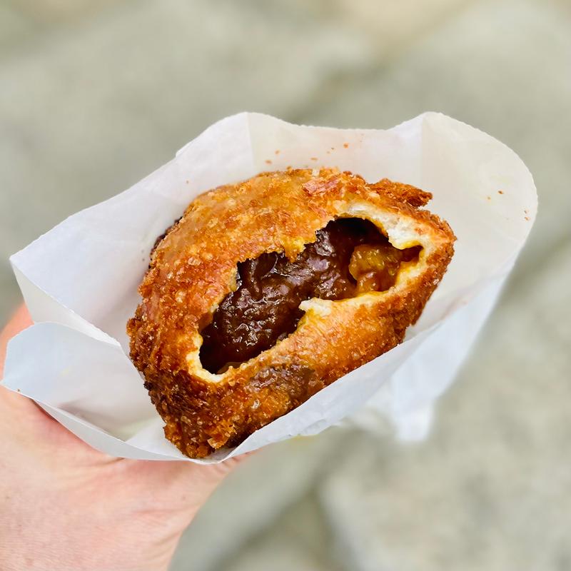 牛すじカレーパン(パン屋 航路)