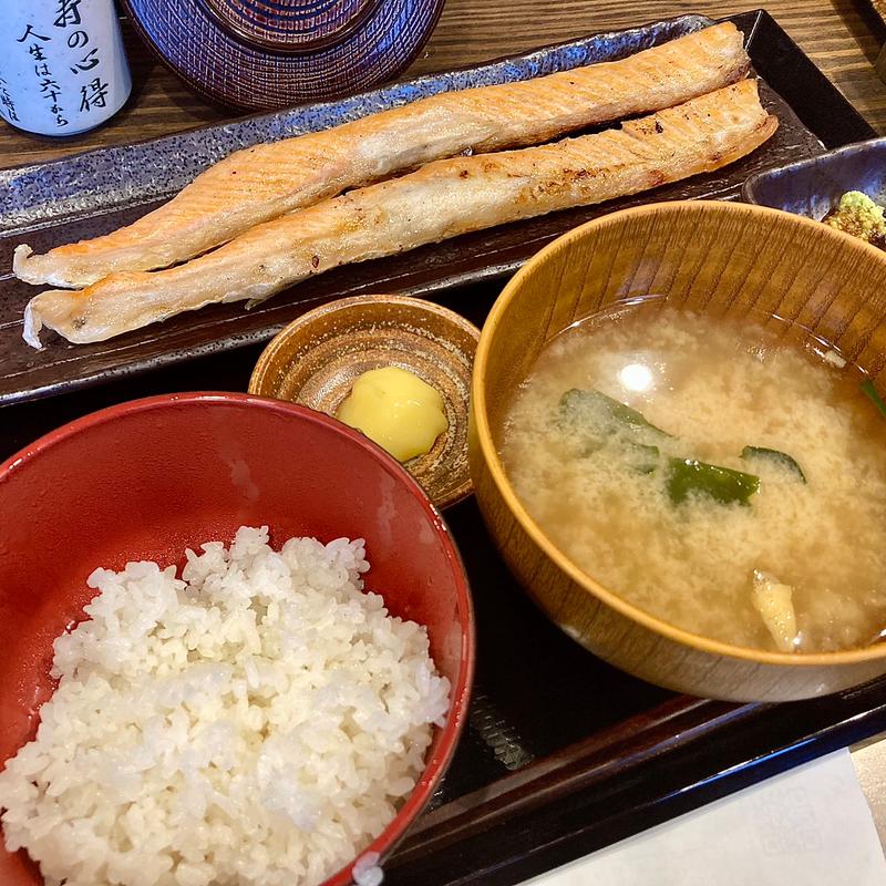 サーモンハラス定食（ご飯半割）(炭火焼干物定食 しんぱち食堂 御茶ノ水店)