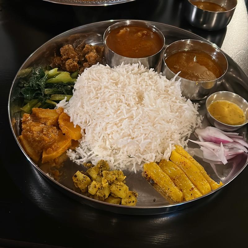 ダルバート(タルカリ5種)(月と太陽)