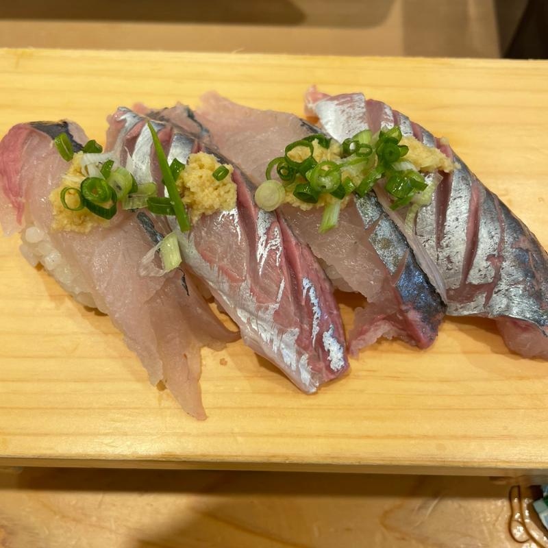 活き鯵(沼津魚がし鮨 三島駅南口店（ぬまづうおがしずし）)