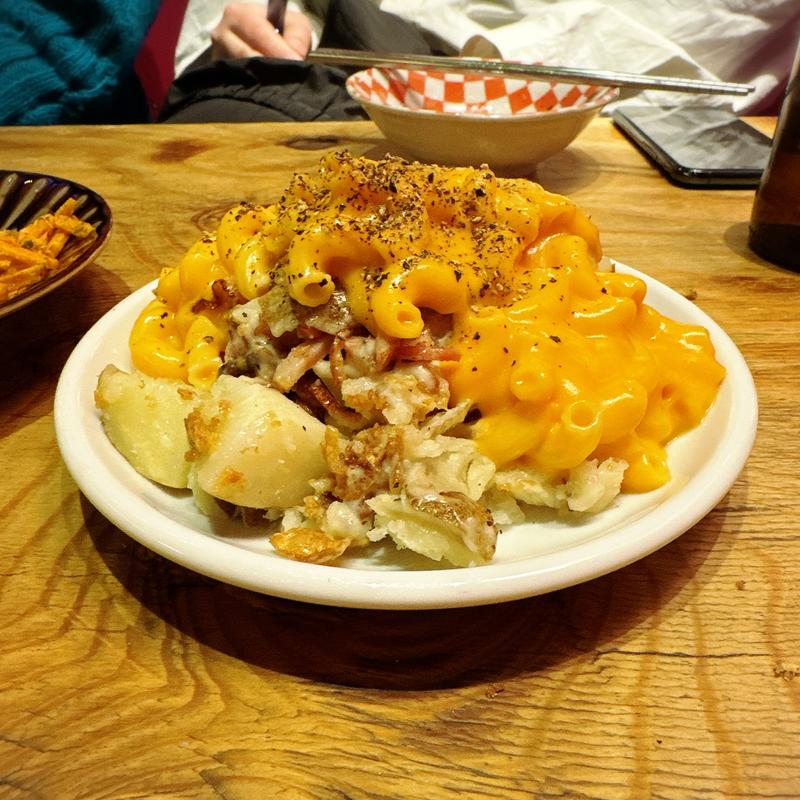 マカロニチーズがけポテサラ(Bells Nakameguro)