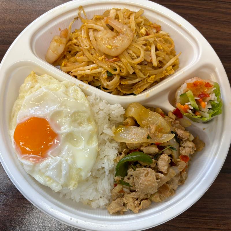 ガパオ＋パッタイ(ディーディータイ屋台新宿)