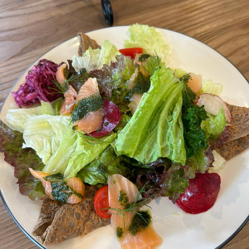 ガレットランチ【ジェノベーゼ】サーモン・チーズ・自家製バジルソース(FÉPÂ CAFÉ & PÂTISSERIE)