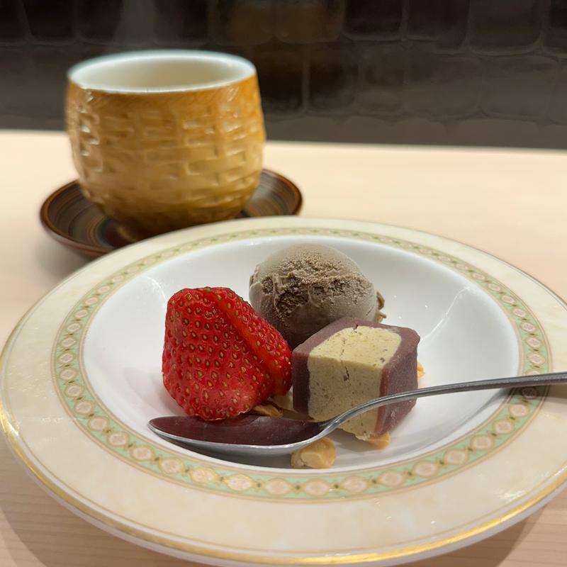 ほうじ茶アイス、苺、栗の和菓子(当然丑極)