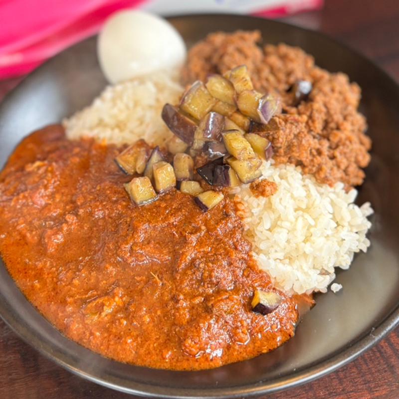 ハーフ＆ハーフ（キーマカレー・チキンカレー〕 半熟玉子、日替わり（ナス）トッピング(カレバカ世紀)