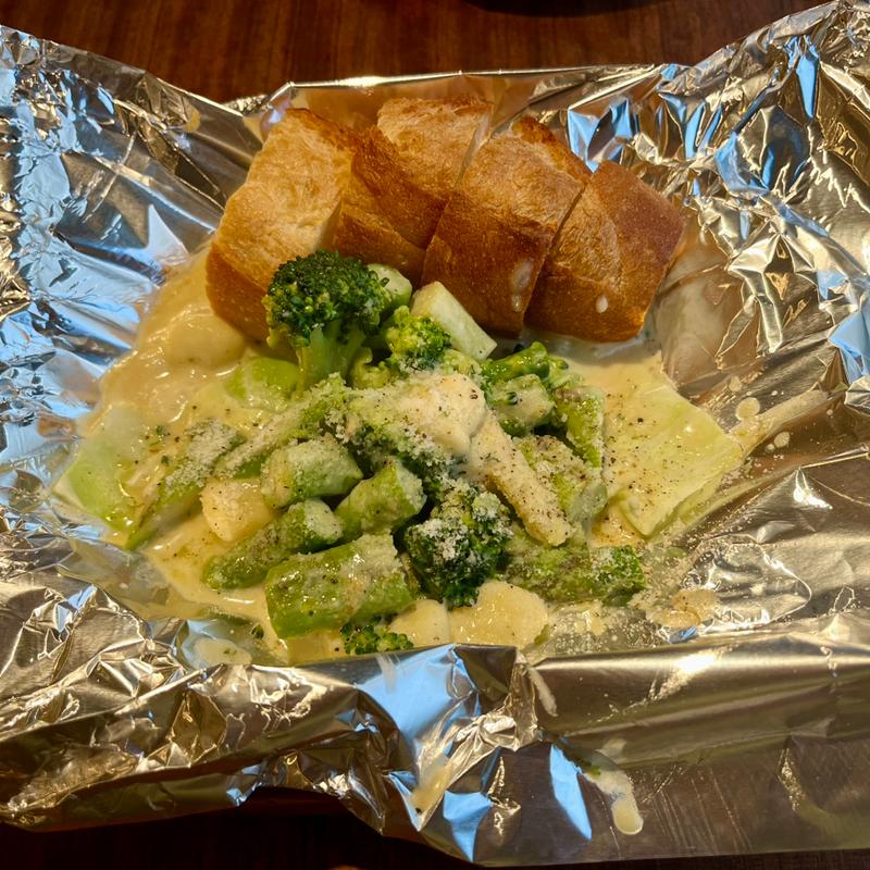 アスパラとブロッコリーのソテーゴルゴンゾーラソース(おかもと)