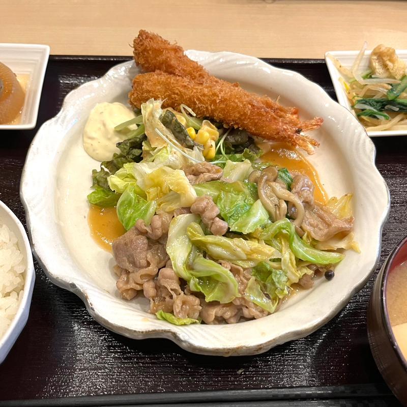 日替　牛肉とキャベツの柚子胡椒味噌炒めとエビフライ(絆 旬の肴と和み酒場)