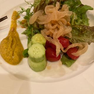 海月と彩り野菜サラダ(China Baru 茂)