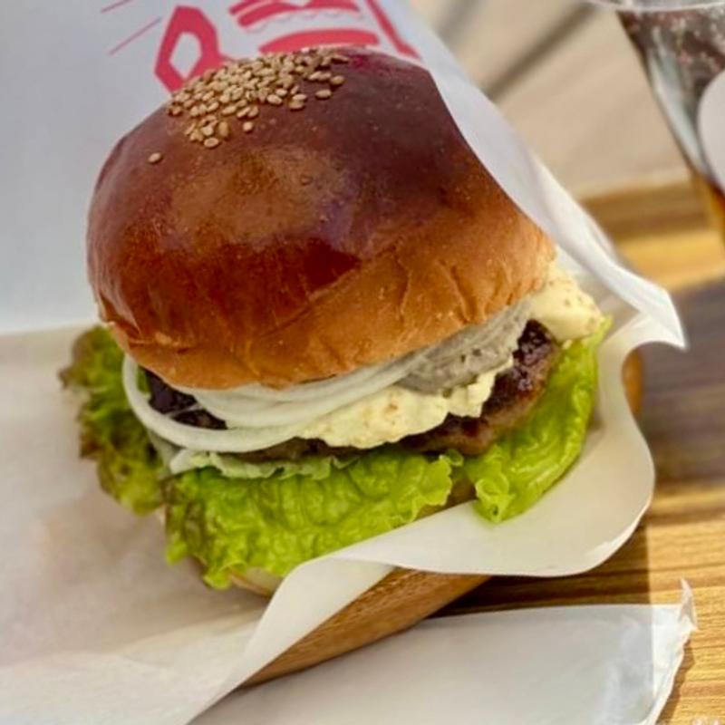 2013年 ご当地バーガー全国1位！ あわじ島オニオンビーフバーガー(あわじ島バーガー 淡路島オニオンキッチン 本店)