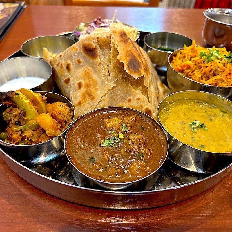 野菜炒め、豆カレー、まかないチキンカレー(インド料理 チャイ)