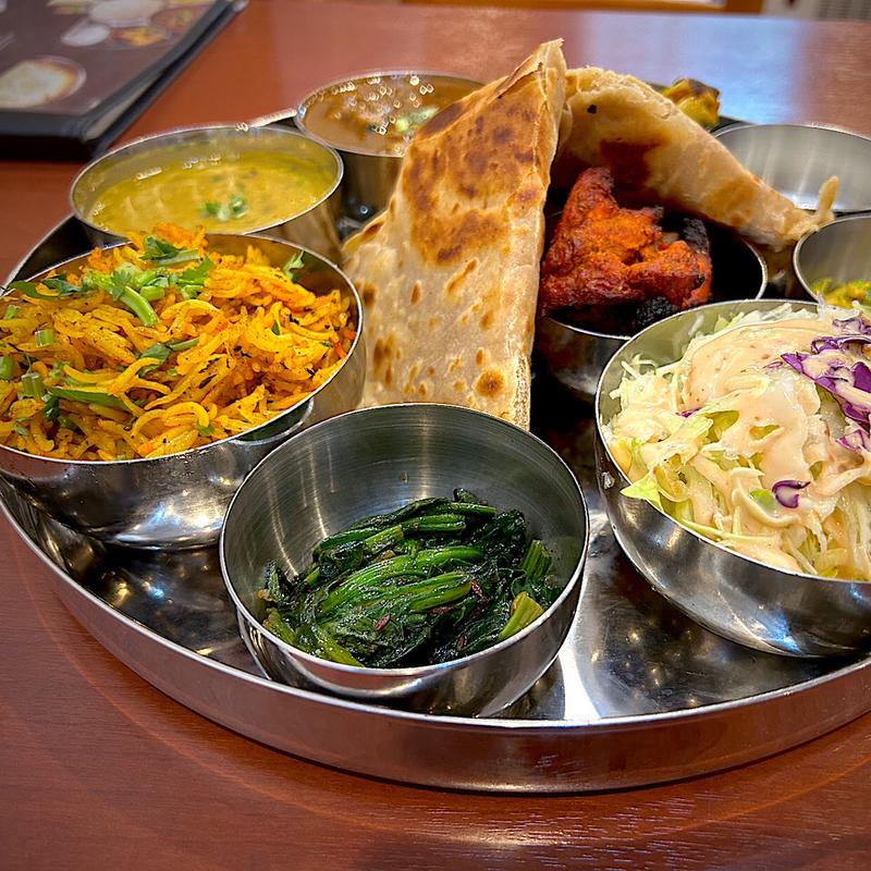 チキンビリヤニ、ほうれん草炒め、サラダ(インド料理 チャイ)