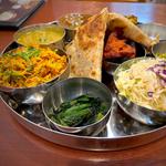 チキンビリヤニ、ほうれん草炒め、サラダ(インド料理 チャイ)