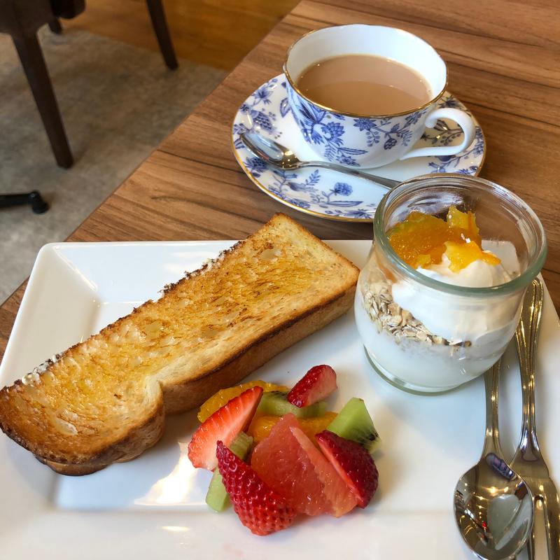 フルーツとヨーグルトのモーニングとロイヤルミルクティー(高倉町珈琲 清瀬店)