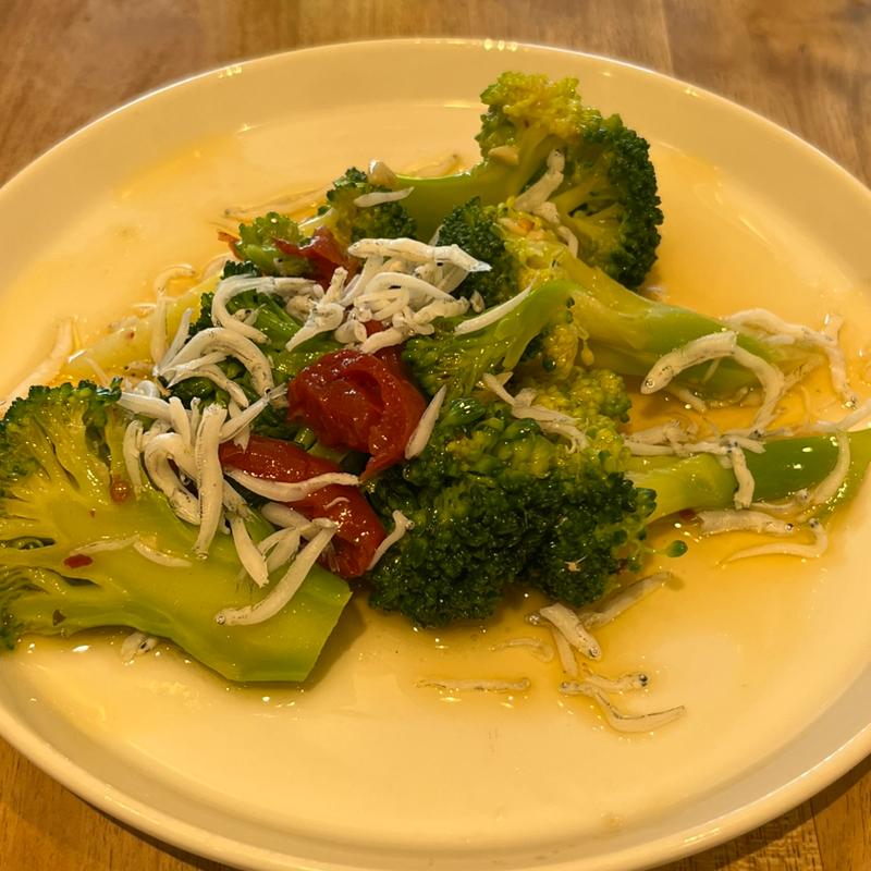 ブロッコリーとシラスセミドライトマトのアーリオオーリオ(パステルカフェ 上野マルイ店)