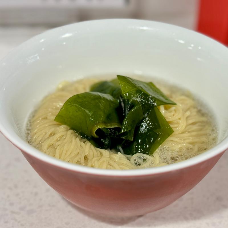 柚子胡椒を溶かしながら食べる三陸産わかめの昆布水塩つけ麺(ラーメン星印 )