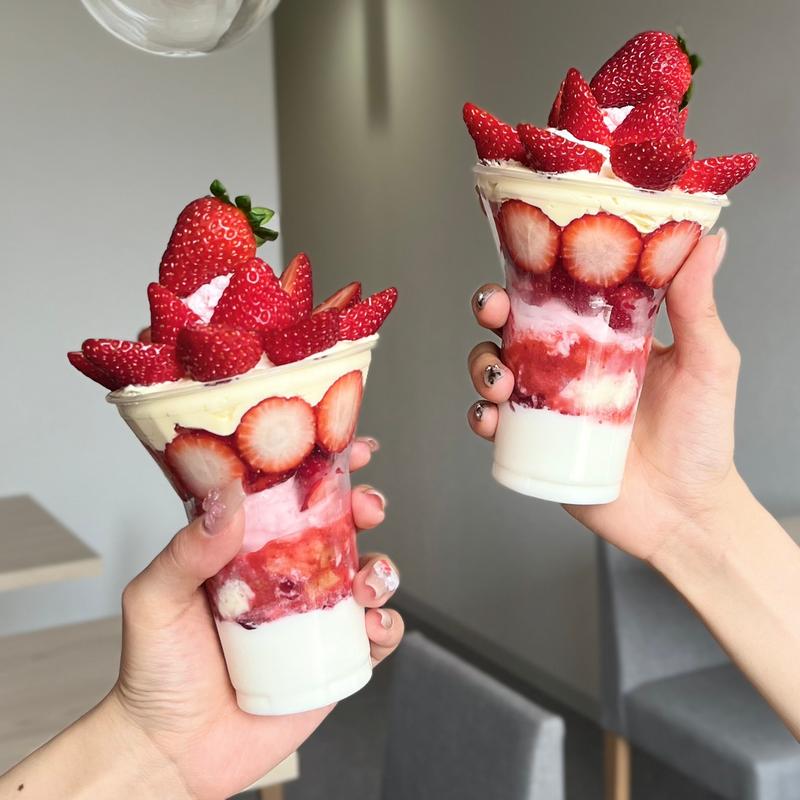 古都華の苺パフェ(やまつぐ 伏見稲荷店)