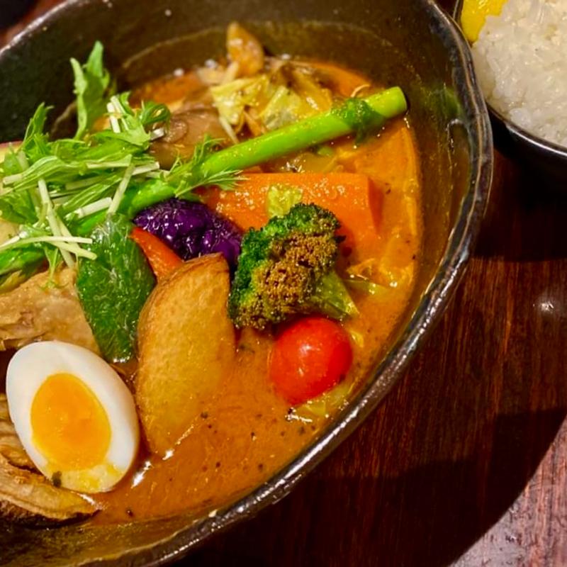 やわらかチキンレッグと季節の野菜カレー(スープカレー奥芝商店 駅前創成寺)