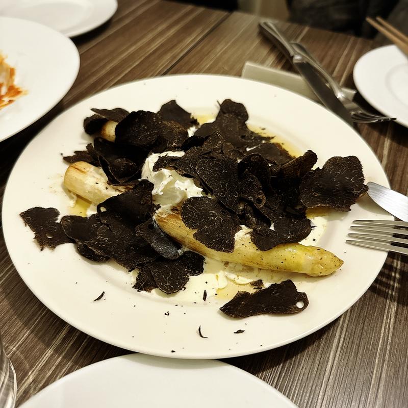 ホワイトアスパラと半熟卵 トリュフ添え(古澤亭)