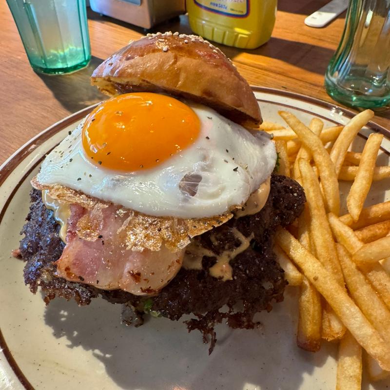 ベーコンエッグバーガー(MAZAR DINER)