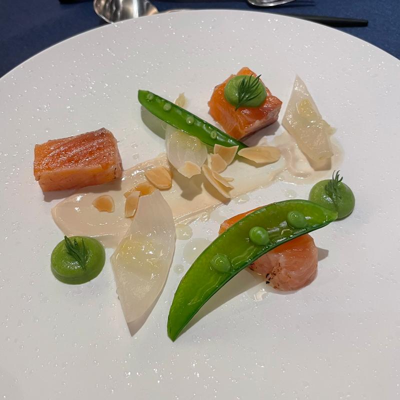 甘麹でマリネしたサーモンと青豆のフムス(LE UN（ルアン） 佐原商家町ホテル NIPPONIA)