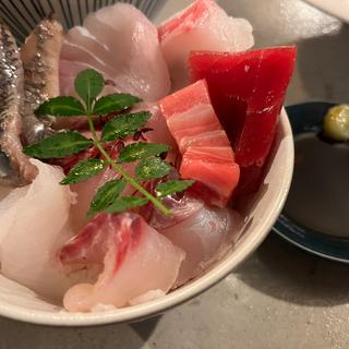 噴火湾沖天然本ﾏｸﾞﾛと5種の海鮮丼(スープ料理タマキハル)