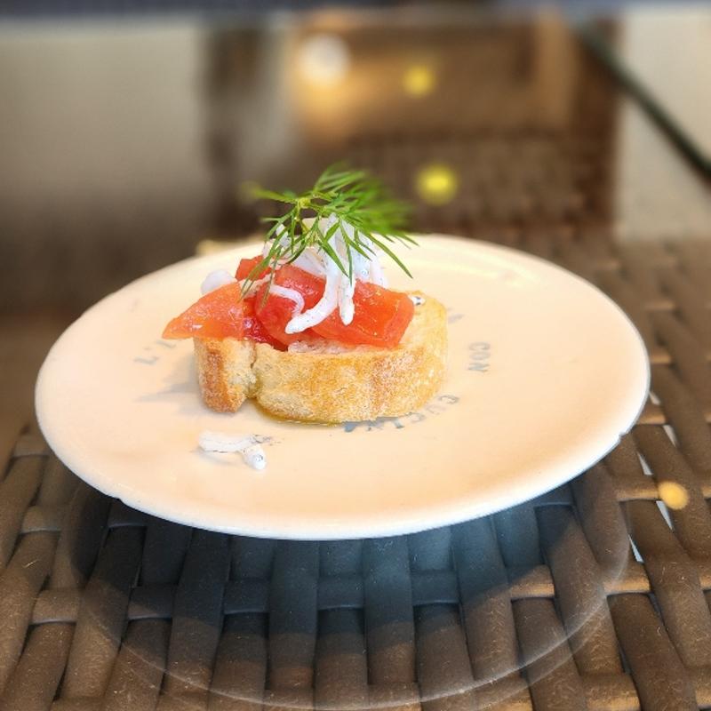 しらすとトマトのブルスケッタ(L’ISOLETTA -OSTERIA CON CUCiNA YUKI-［リゾレッタ］)